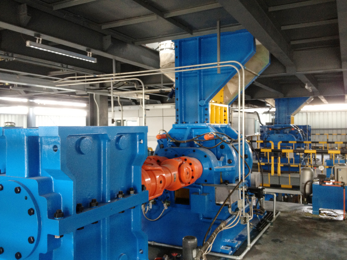 Closed plastic refining machine
